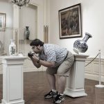 3. Ming man breekt vaas in museum